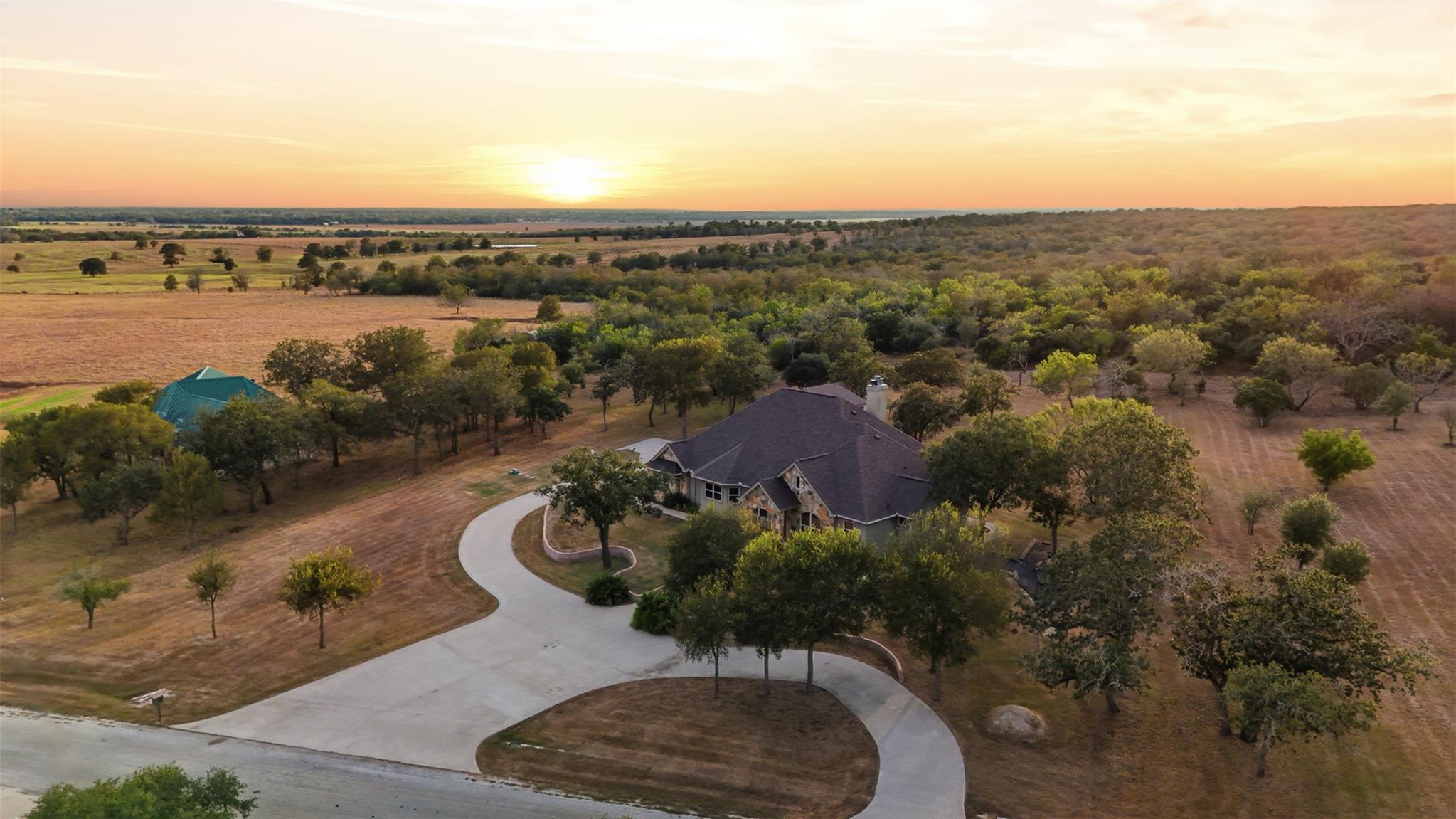432 Creekwood Dr, Gonzales, TX, 78629