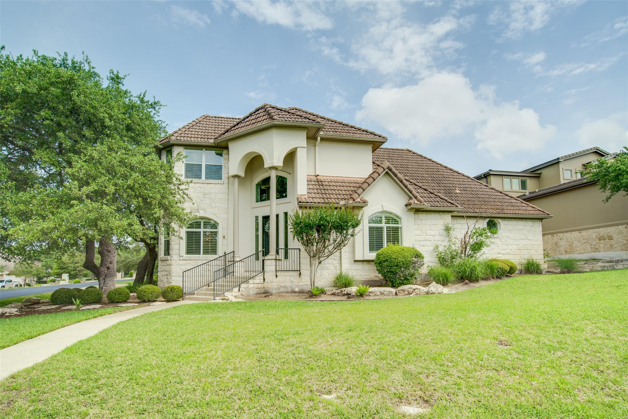 18  Glenway Dr, The Hills, TX, 78738