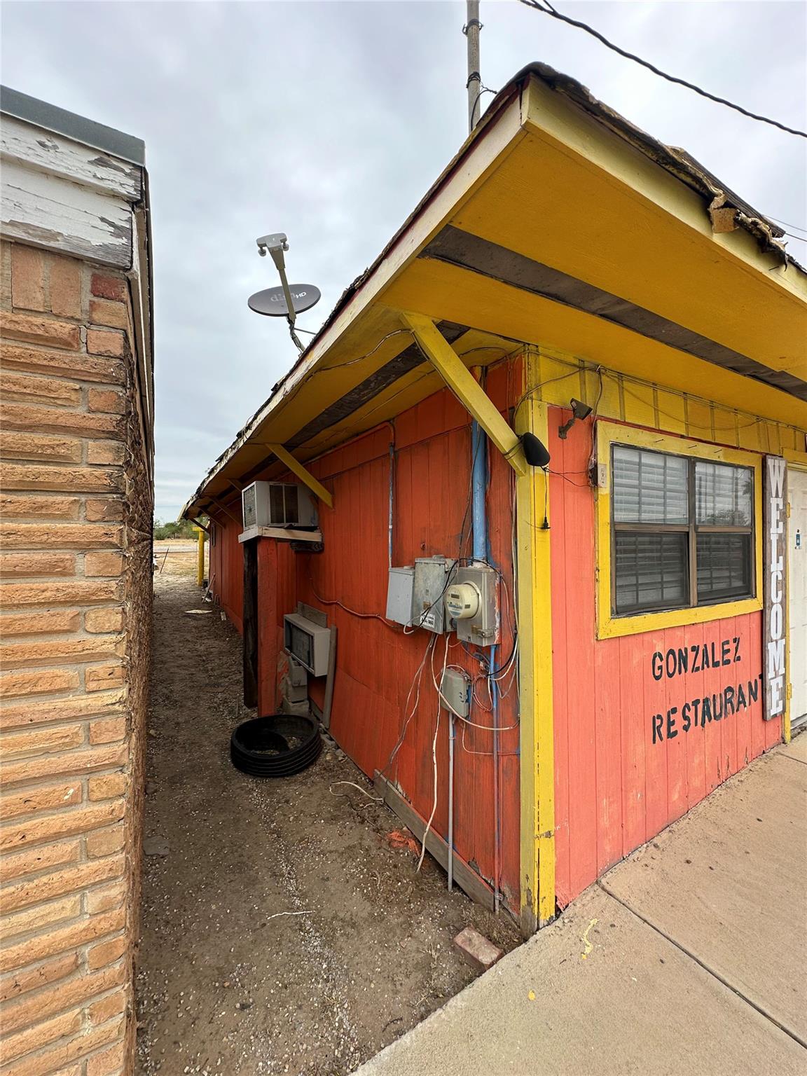 1407 Grand Ave, Big Wells, TX, 78830