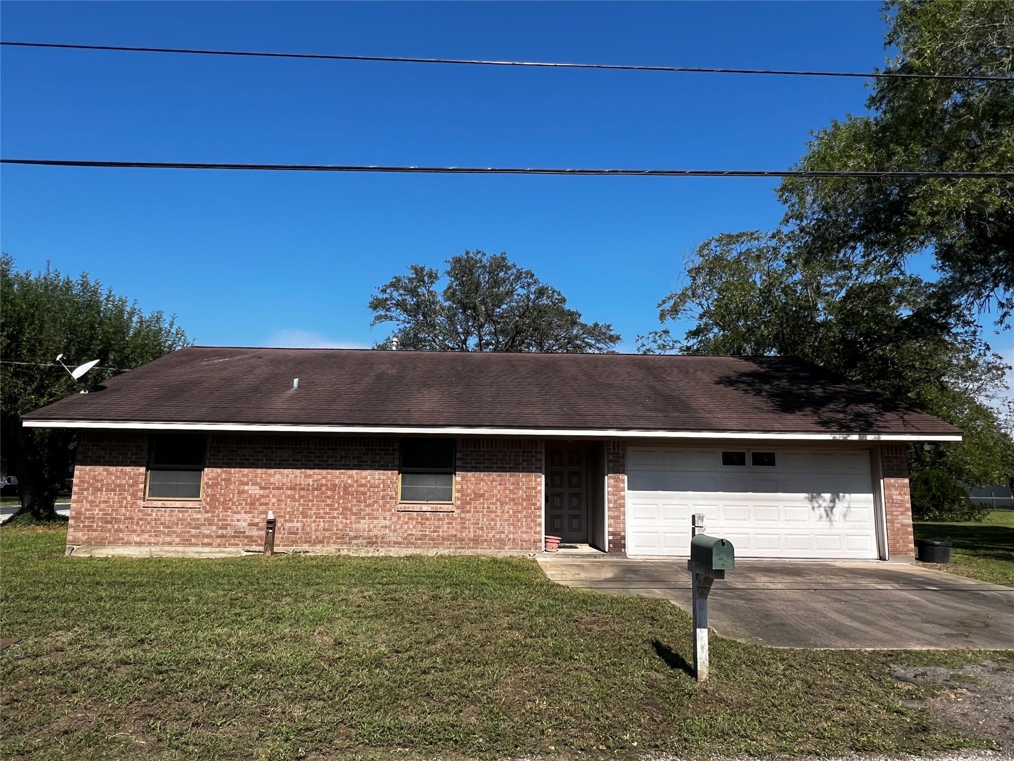 405 E Roitsch Ln, La Grange, TX, 78945