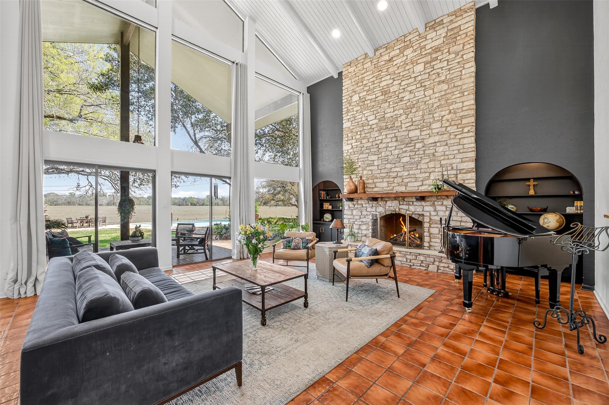 201 S Contour Dr, Gonzales, TX, 78629