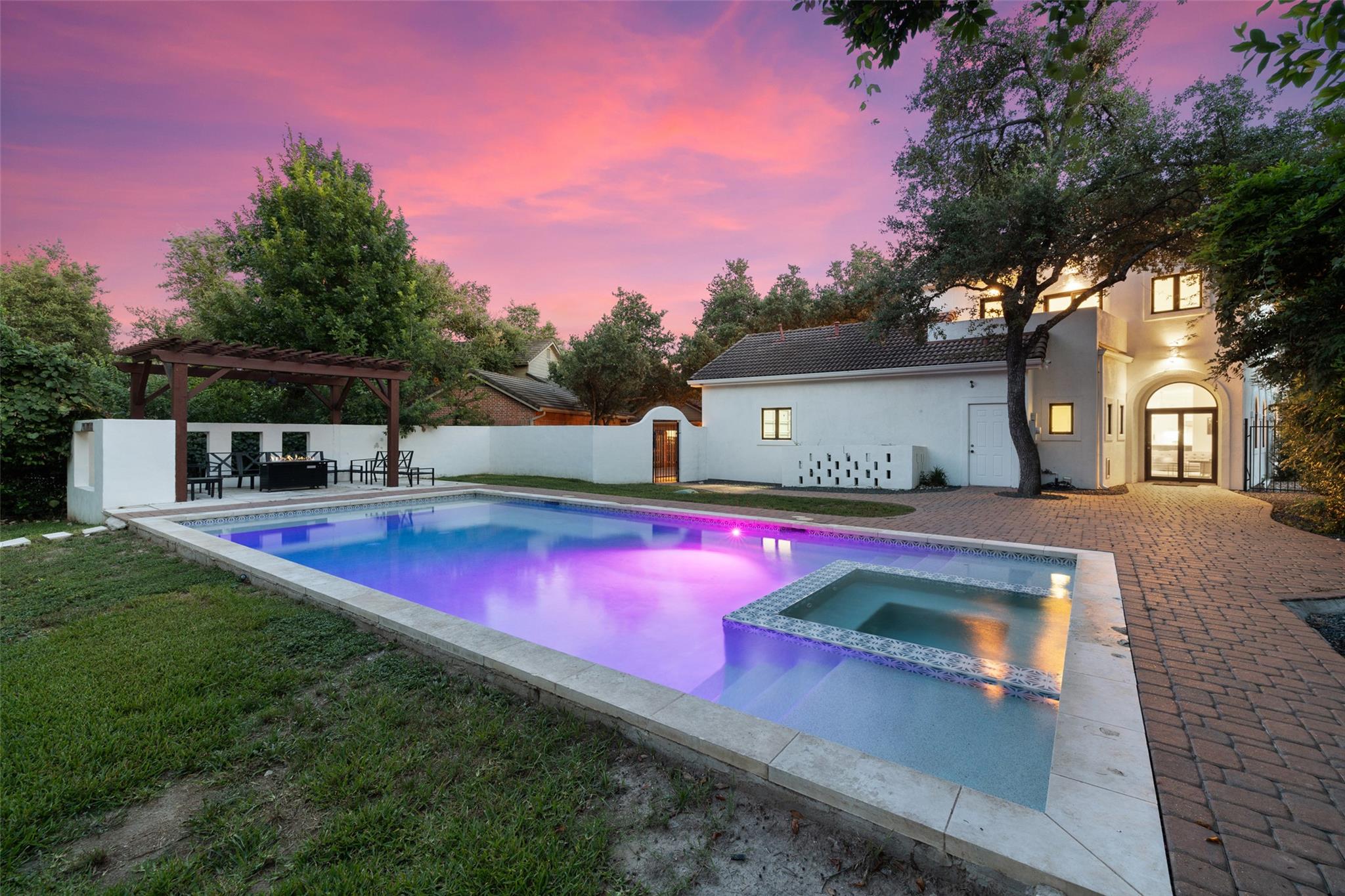 8  Glen Rock Dr, The Hills, TX, 78738