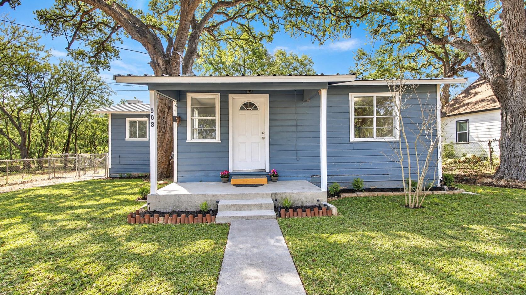 908 Tank St, Lockhart, TX, 78644