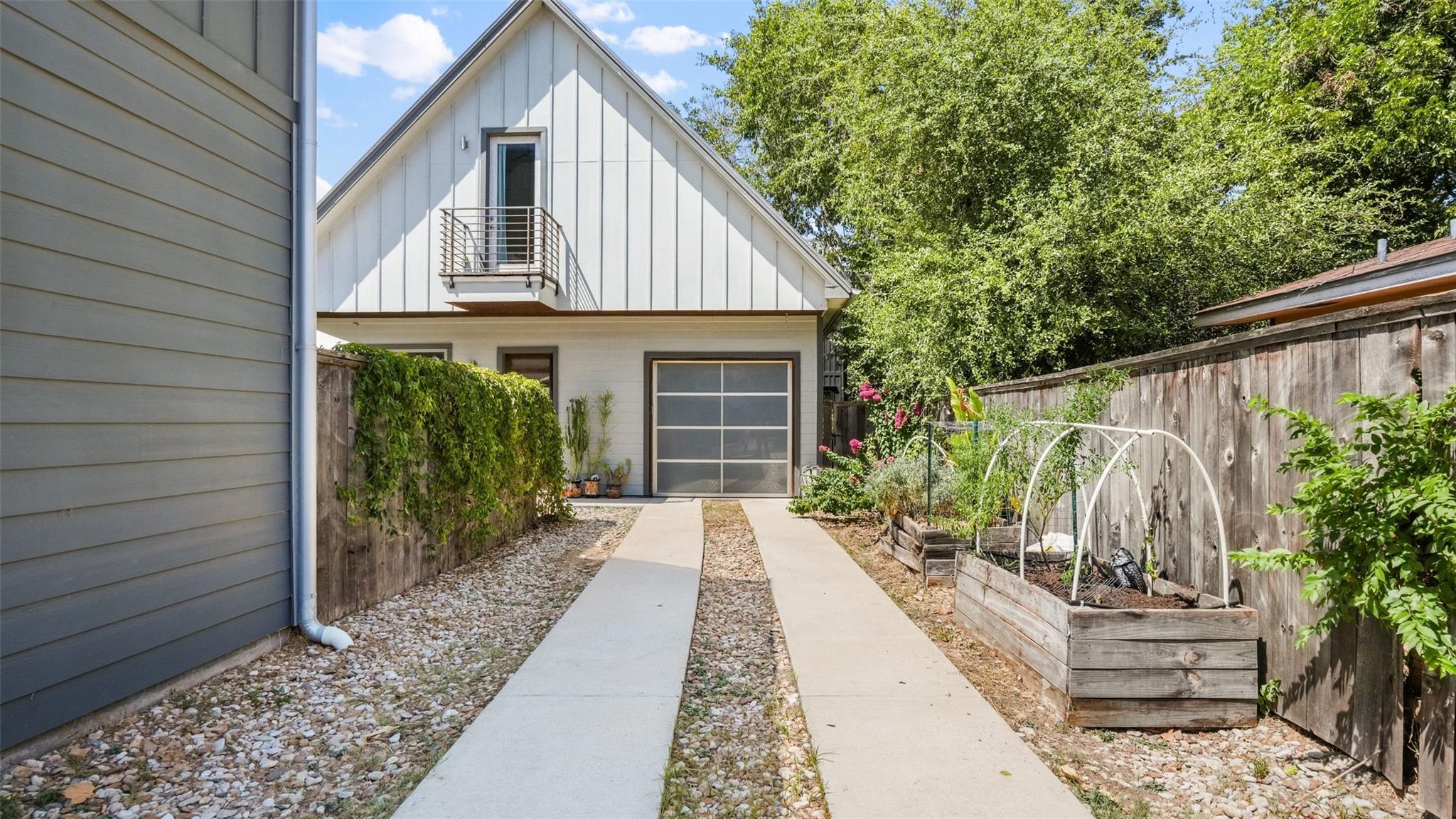 902  Calle Limon Rd  #B, Austin, TX, 78702