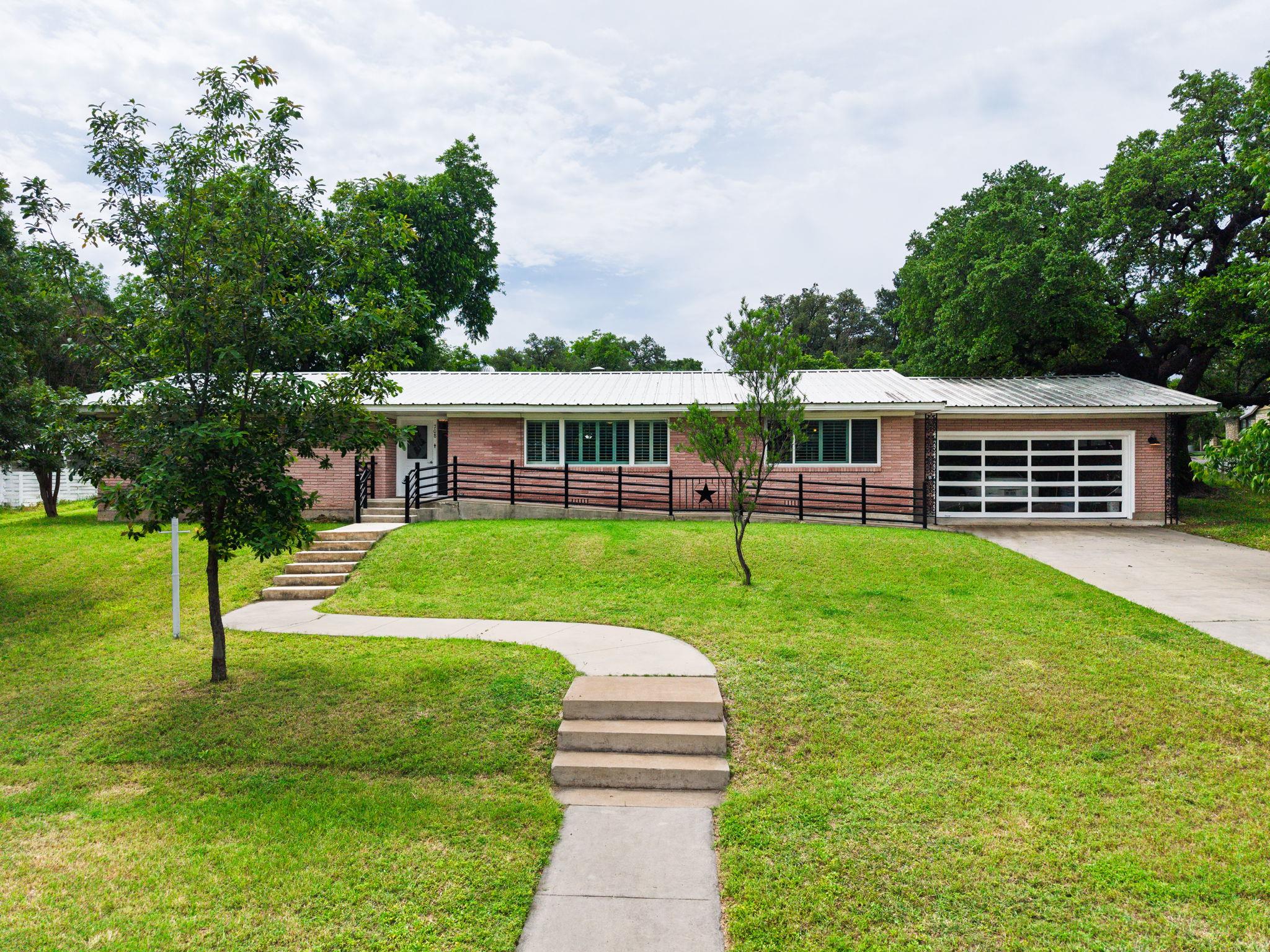 708 W North Ave, Lampasas, TX, 76550