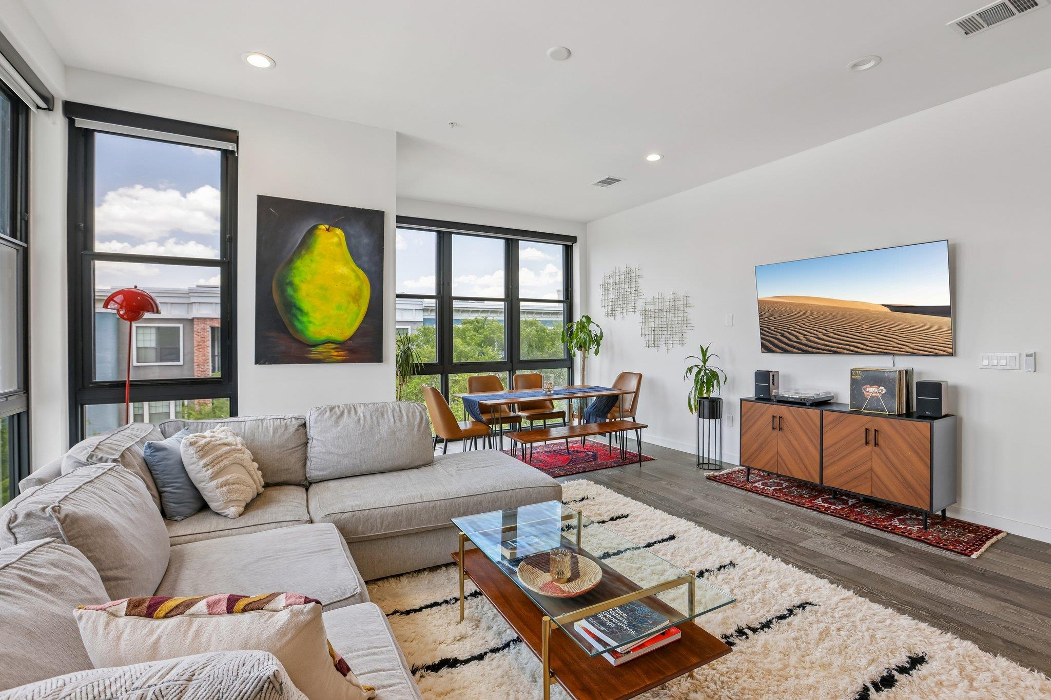 800 Embassy Dr #319, Austin, TX, 78702