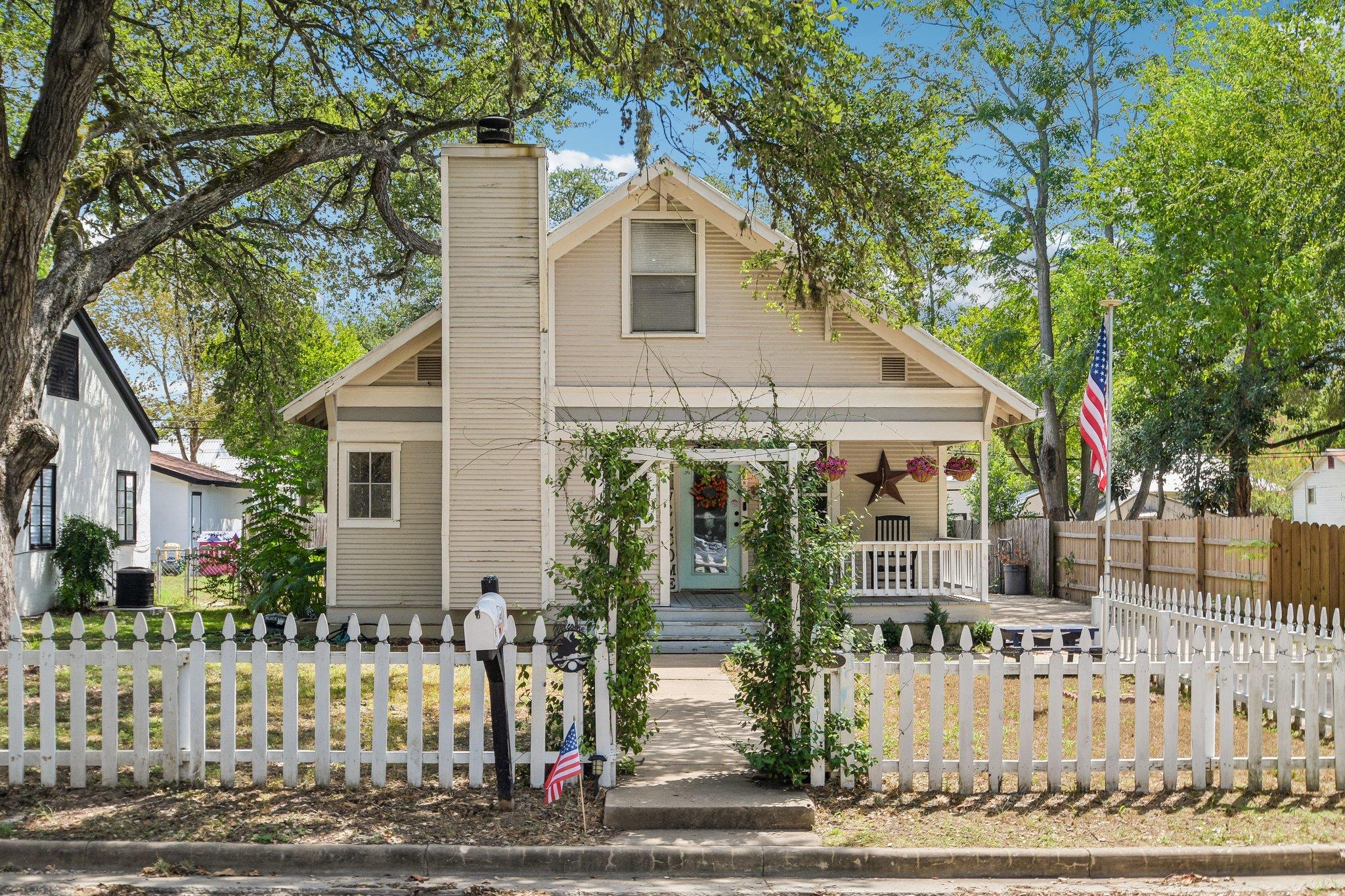 802 Hudgins St, Smithville, TX, 78957