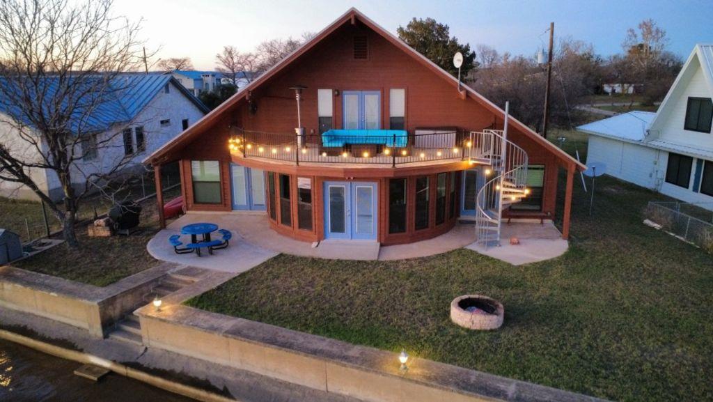 746 E Island Dr, Bluffton, TX, 78607